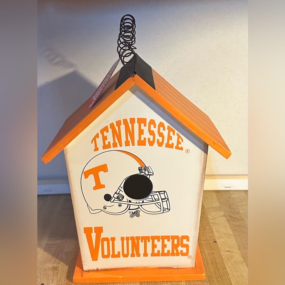 Hanna’s Handiworks UTK birdhouse